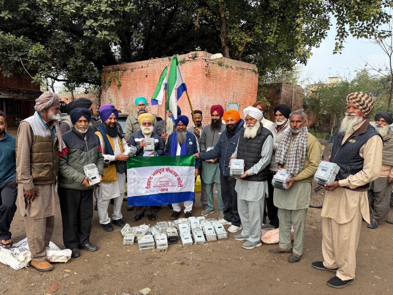 ਕਿਸਾਨ ਮੋਰਚੇ ਦੀ ਕਾਲ ਤੇ ਪਿੰਡ ਮੋਹੀ ਵਿਖੇ ਚਿੱਪ ਵਾਲੇ ਮੀਟਰ ਲਾਹਕੇ ਬਿਜਲੀਘਰ ਮੁੱਲਾਂਪੁਰ ਦਾਖਾ ਵਿਖੇ ਜਮਾਂ ਕਰਵਾਏ ਗਏ ।